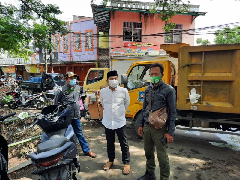 IMG-pemkot-tangerang-bersihkan-sampah-di-kali-sipon-cipondoh