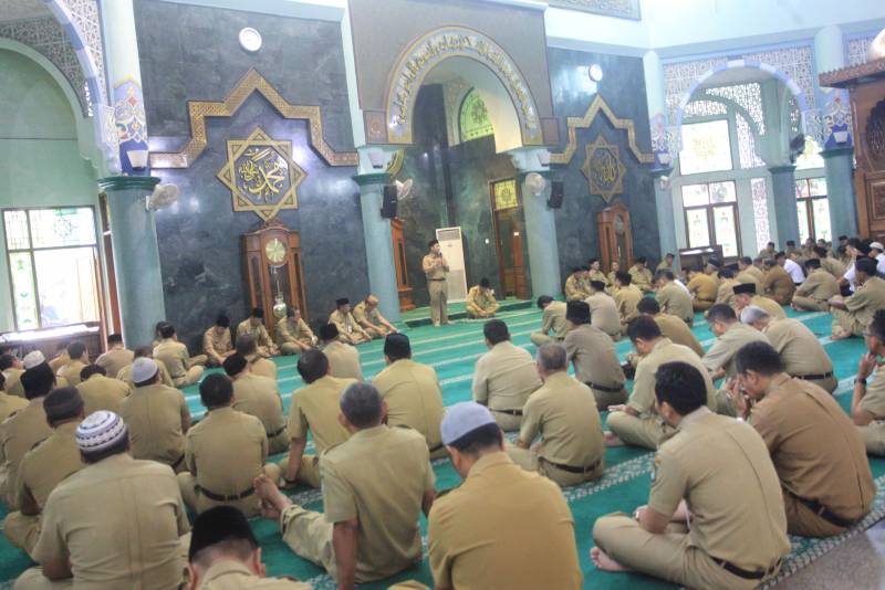 IMG-melihat-kegiatan-pegawai-kota-tangerang-di-hari-pertama-kerja-di-bulan-ramadhan