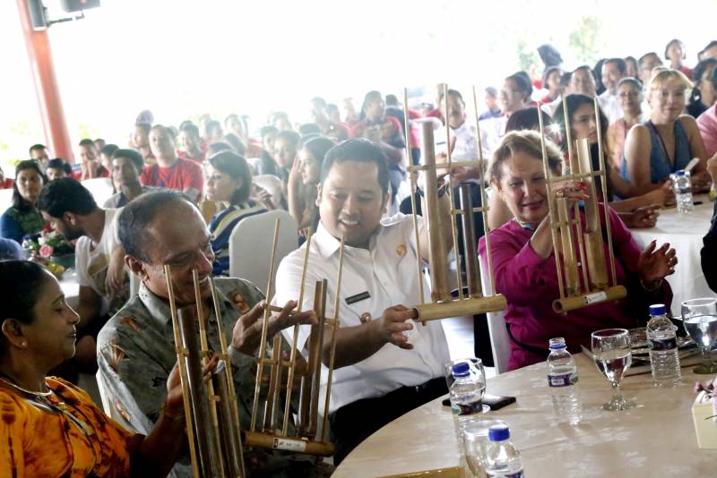 IMG-delegasi-asing-peserta-tiff-antusias-memainkan-angklung