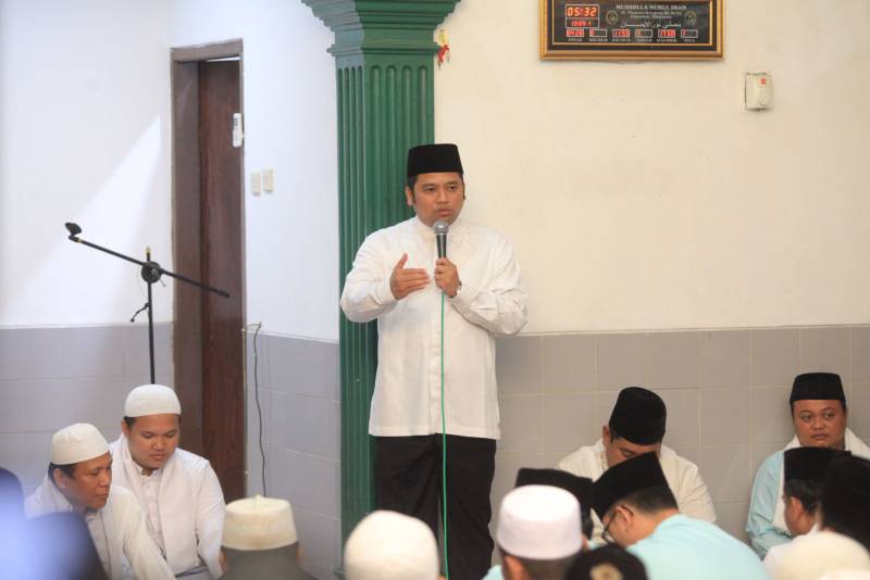 IMG-bimbing-dan-biasakan-anak-sholat-jamaah-di-masjid