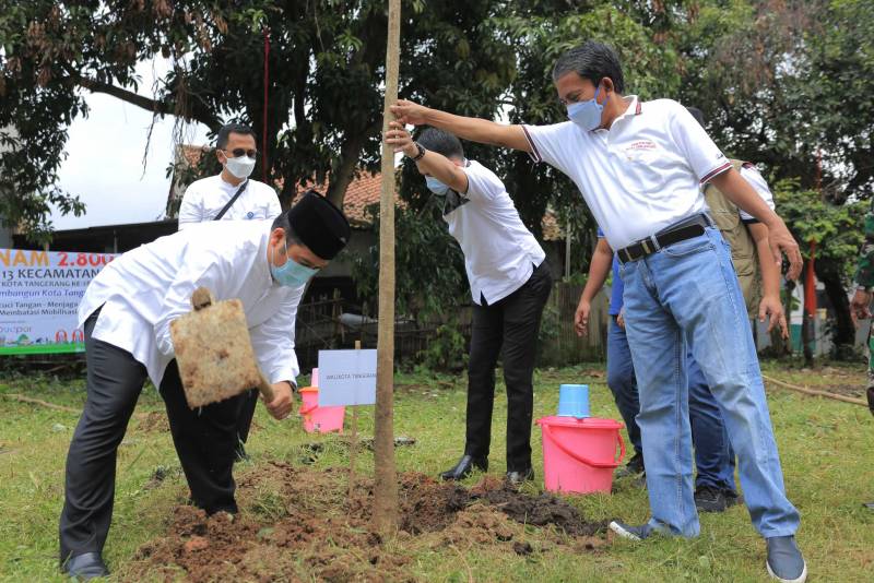 IMG-sambut-hut-kota-pemkot-tanam-2-800-pohon-di-13-kecamatan