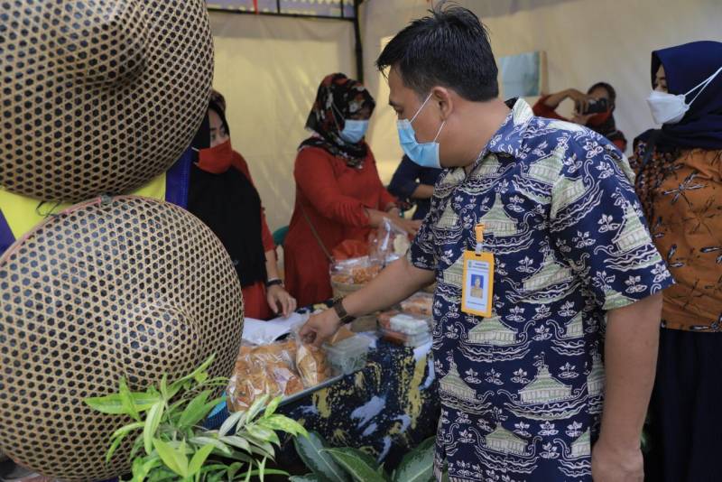 IMG-bangkitkan-umkm-melalui-gelar-karya-umkm-cipondoh