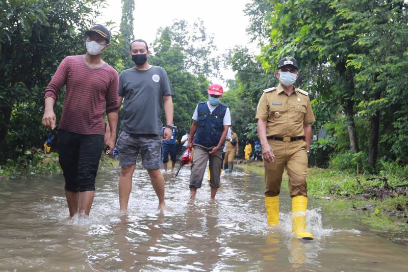 IMG-sachrudin-sambangi-titik-terjadinya-genangan-air-di-wilayah-kelurahan-cikokol