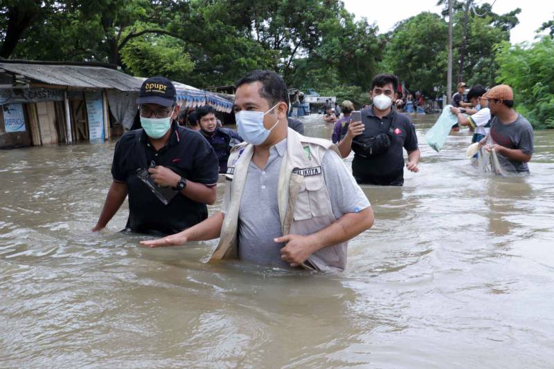 IMG-wali-kota-tinjau-titik-banjir-di-kota-tangerang