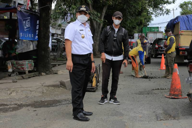 IMG-pemkot-mulai-perbaiki-jalan-rusak-secara-bertahap