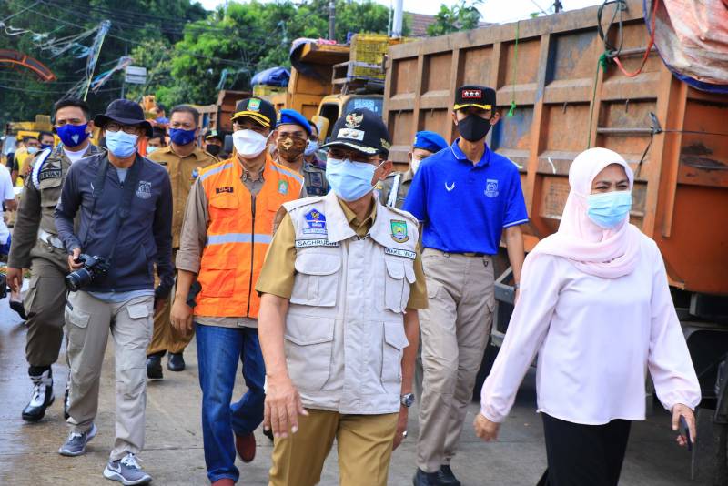 IMG-pemkot-lakukan-operasi-penertiban-pasar-dan-lingkungan-di-malam-lebaran