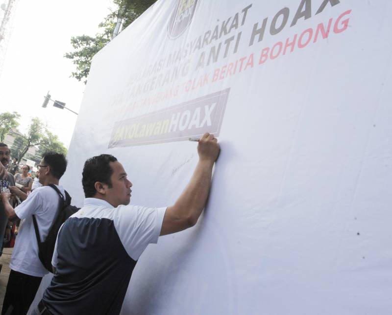 IMG-wali-kota-bersama-masyarakat-kompak-kampanye-lawan-hoax