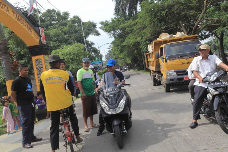 IMG-sachrudin-tinjau-kali-dengan-kendarai-sendiri-motornya-dan-berjalan-kaki