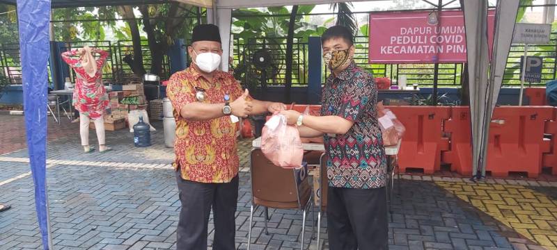 IMG-pegawai-pemkot-tangerang-kirim-bantuan-makanan-ke-warga-isolasi-mandiri