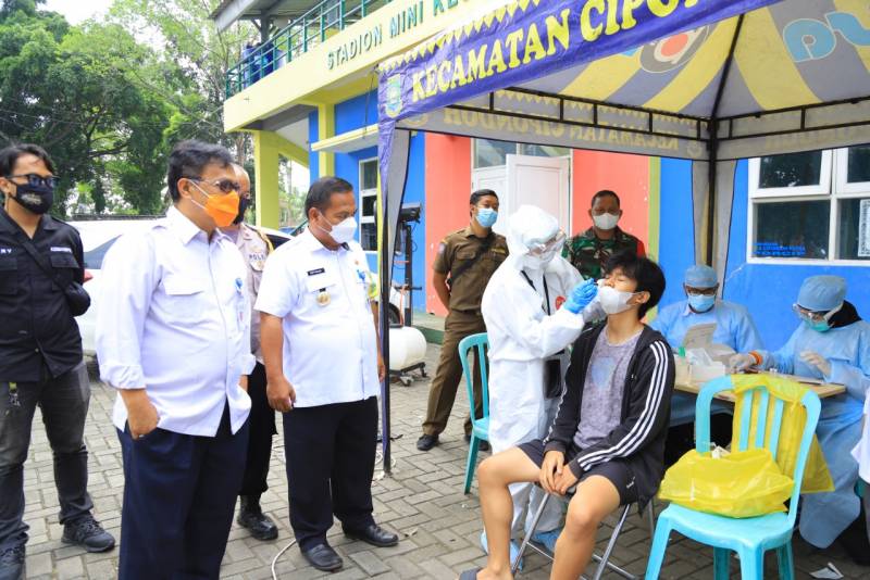 IMG-gencarkan-testing-20-warga-yang-ikut-swab-di-cipondoh-positif