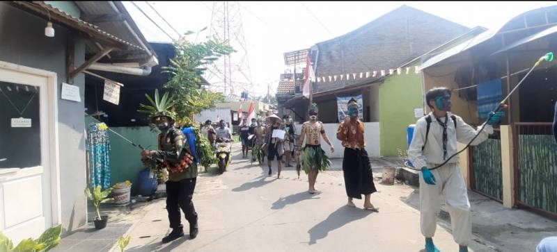 IMG-semarak-hut-ri-warga-cipondoh-makmur-gelar-penyemprotan-desinfektan