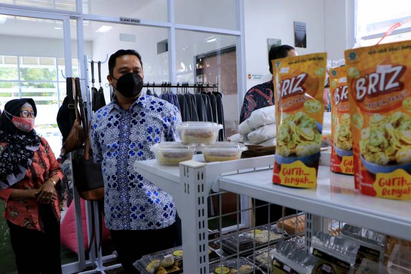 IMG-arief-resmikan-sentra-produk-umkm-baru-di-kelurahan-nusa-jaya