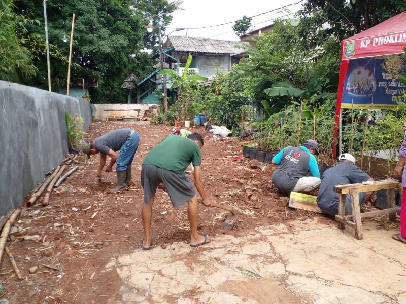 IMG-kerja-bakti-manfaatkan-lahan-sederhana-jadi-produktif