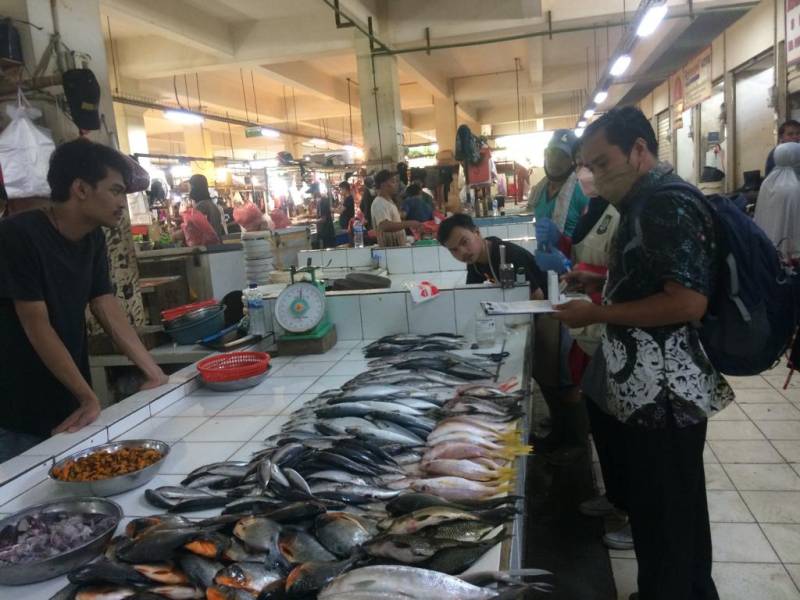 IMG-pastikan-ikan-dan-daging-di-pasar-tradisional-aman-konsumsi