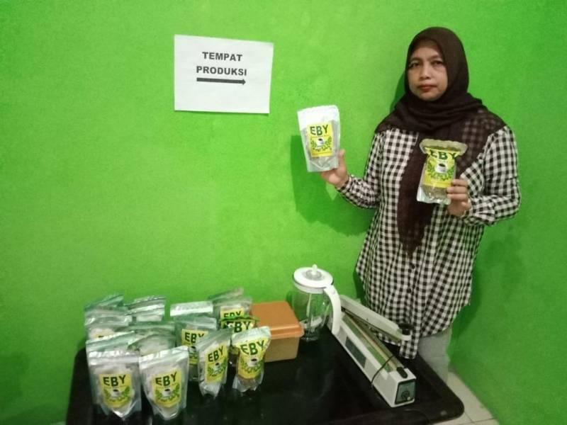 IMG-sembuh-dari-penyakitnya-wanita-ini-berbisnis-teh-celup-kelor