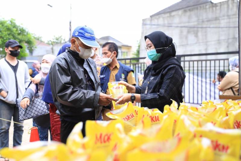 IMG-dua-jam-dibuka-4-ribu-liter-minyak-goreng-murah-ludes-diburu