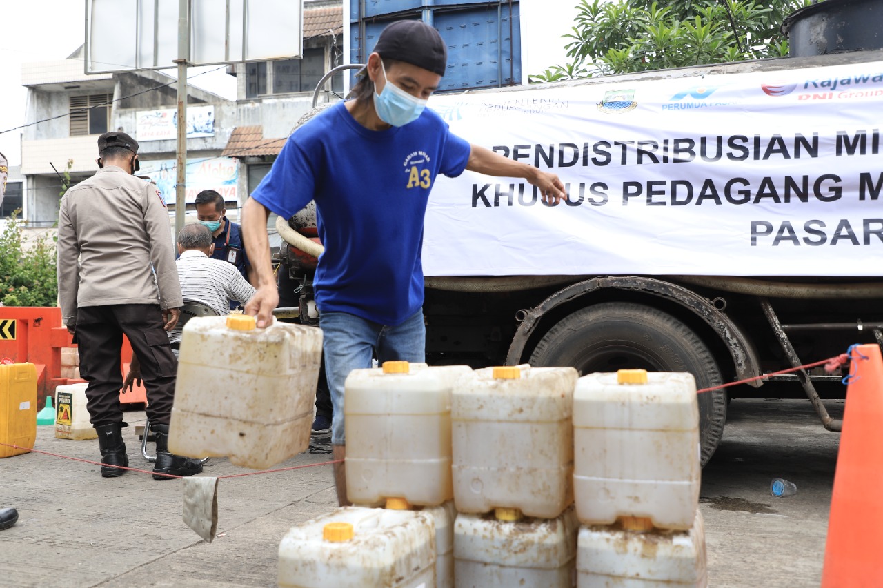 IMG-pemkot-distribusikan-10-ton-minyak-goreng-curah-khusus-pedagang-minyak-goreng-curah