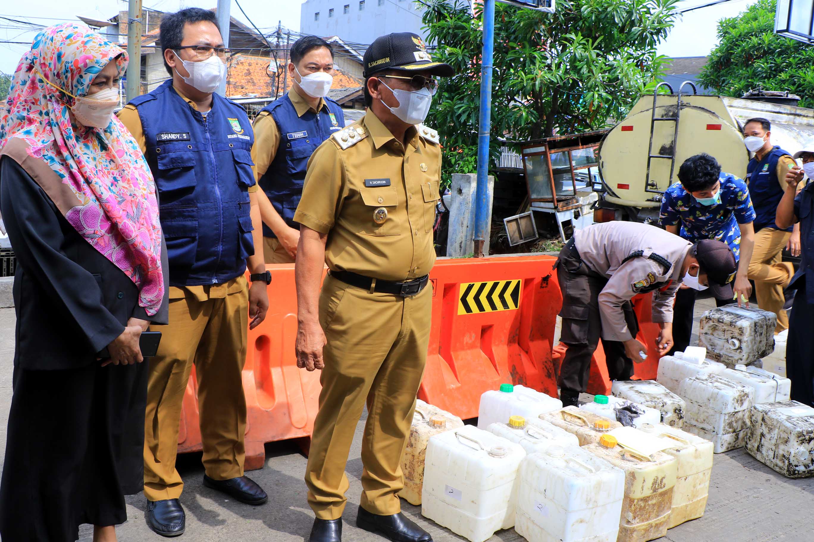 IMG-wakil-tinjau-pendistribusian-10-ton-minyak-goreng-curah-kepada-pedagang-pasar-anyar