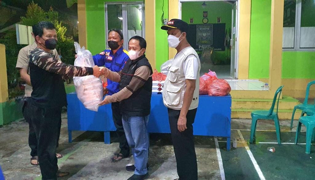 IMG-dinsos-kota-tangerang-salurkan-1000-paket-sahur-untuk-korban-banjir