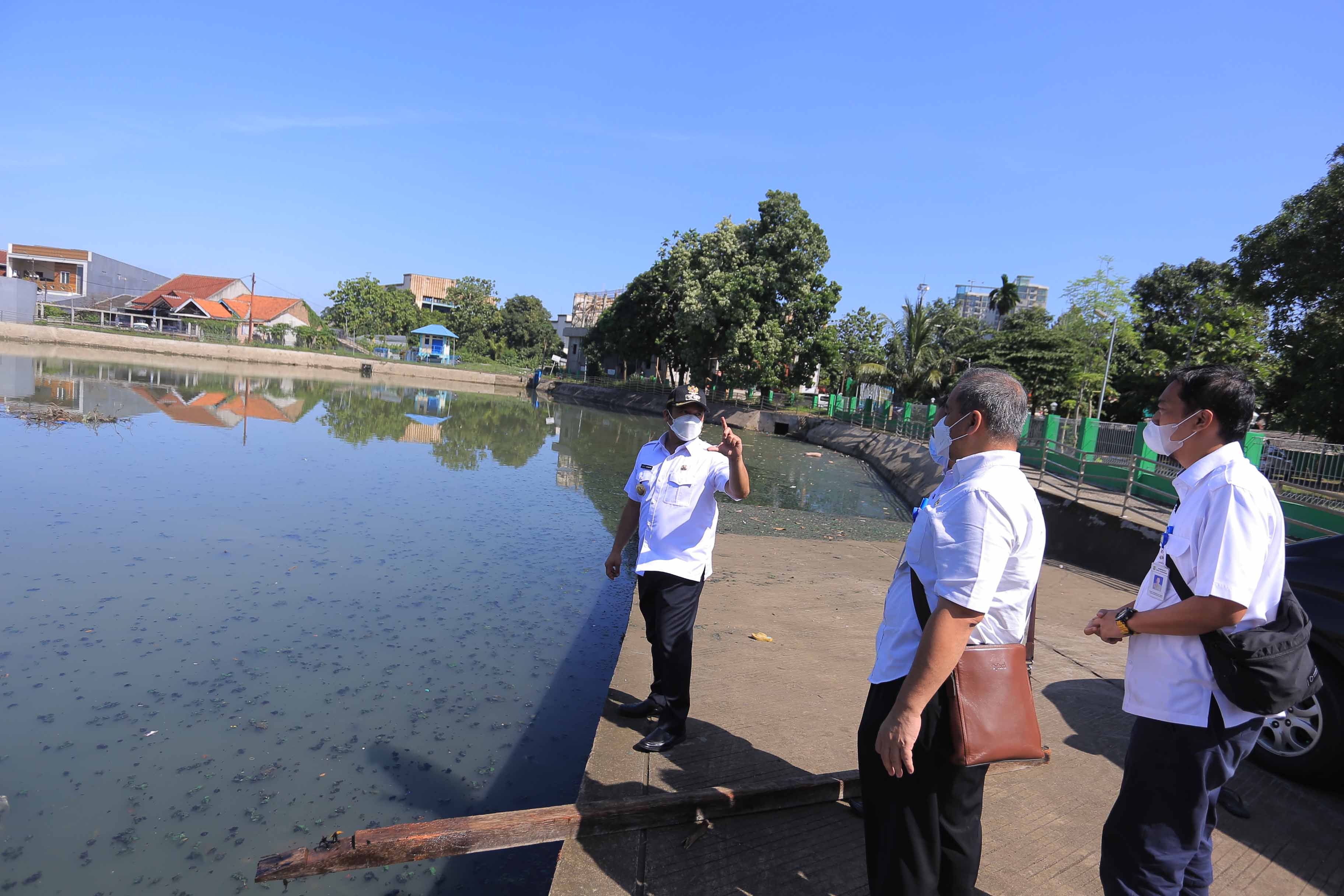 IMG-wali-kota-tinjau-lokasi-pasca-banjir-sebagai-langkah-evaluasi-dalam-pencegahan