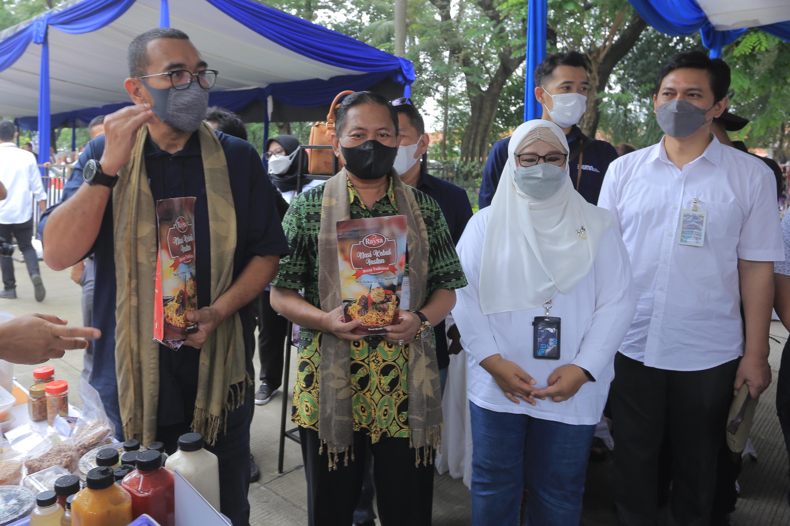 IMG-sekda-perkenalkan-aneka-pangan-kota-tangerang-di-acara-bumn