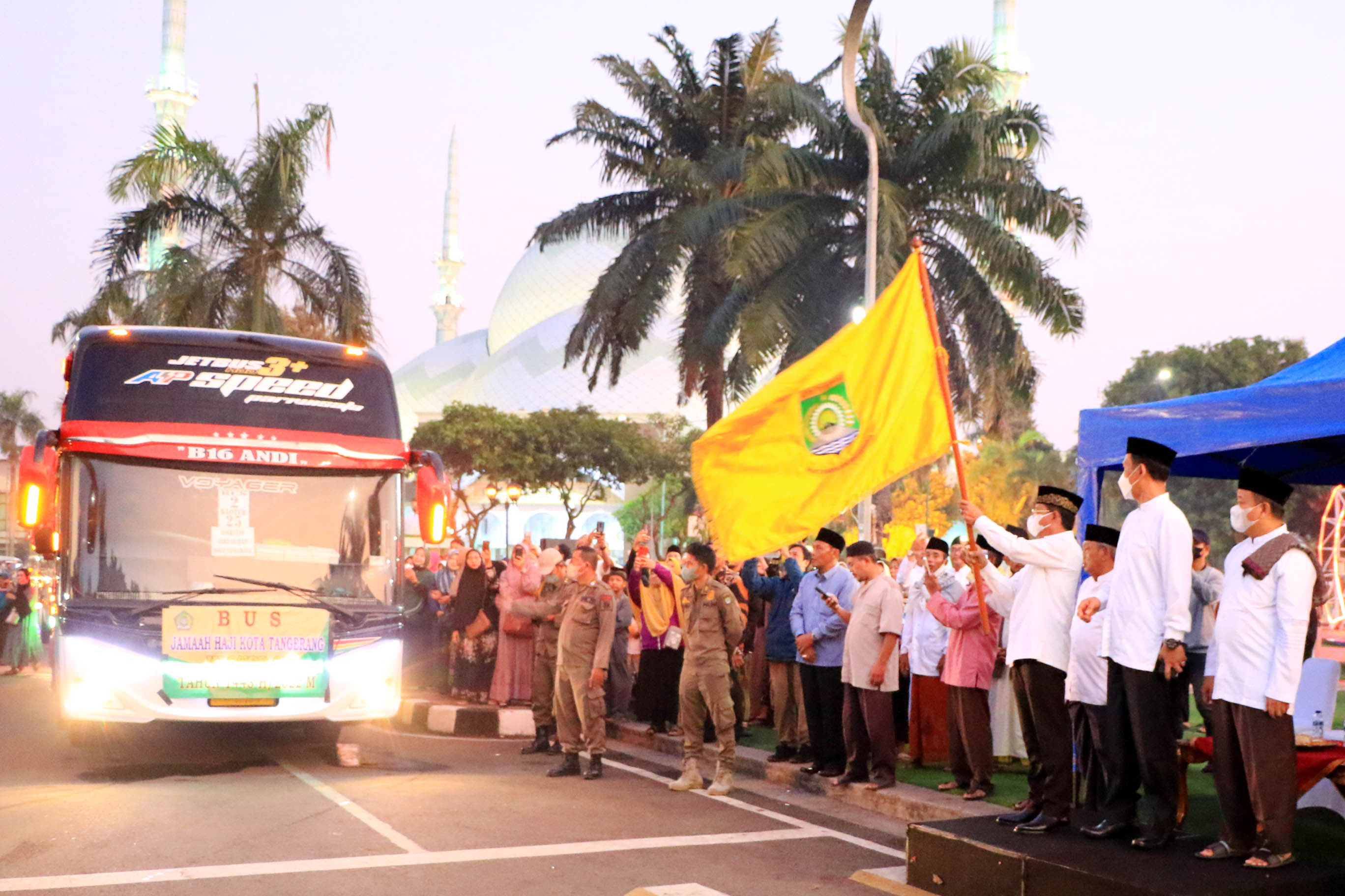 IMG-lepas-calon-jamaah-haji-kota-tangerang-sachrudin-minta-jamaah-taat-prokes