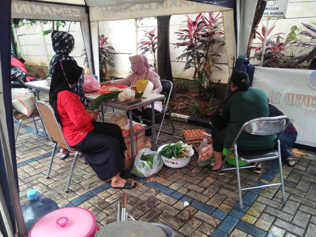 IMG-tanggap-kondisi-banjir-kelurahan-pinang-dirikan-dapur-umum