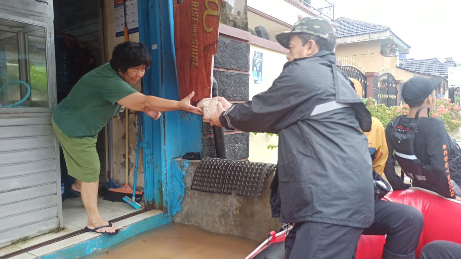 IMG-dinsos-kota-tangerang-distribusikan-bantuan-permakanan-ke-warga-terdampak-banjir