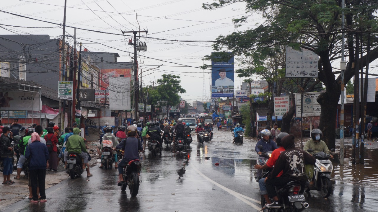 IMG-banjir-ciledug-indah-mulai-surut-akses-jalan-mulai-bisa-diakses-pengendara