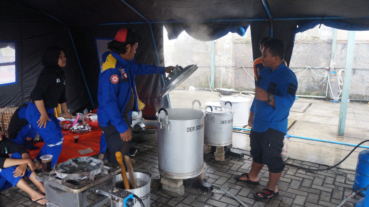 IMG-banjir-ciledug-indah-dapur-umum-siapkan-1-500-nasi-bungkus