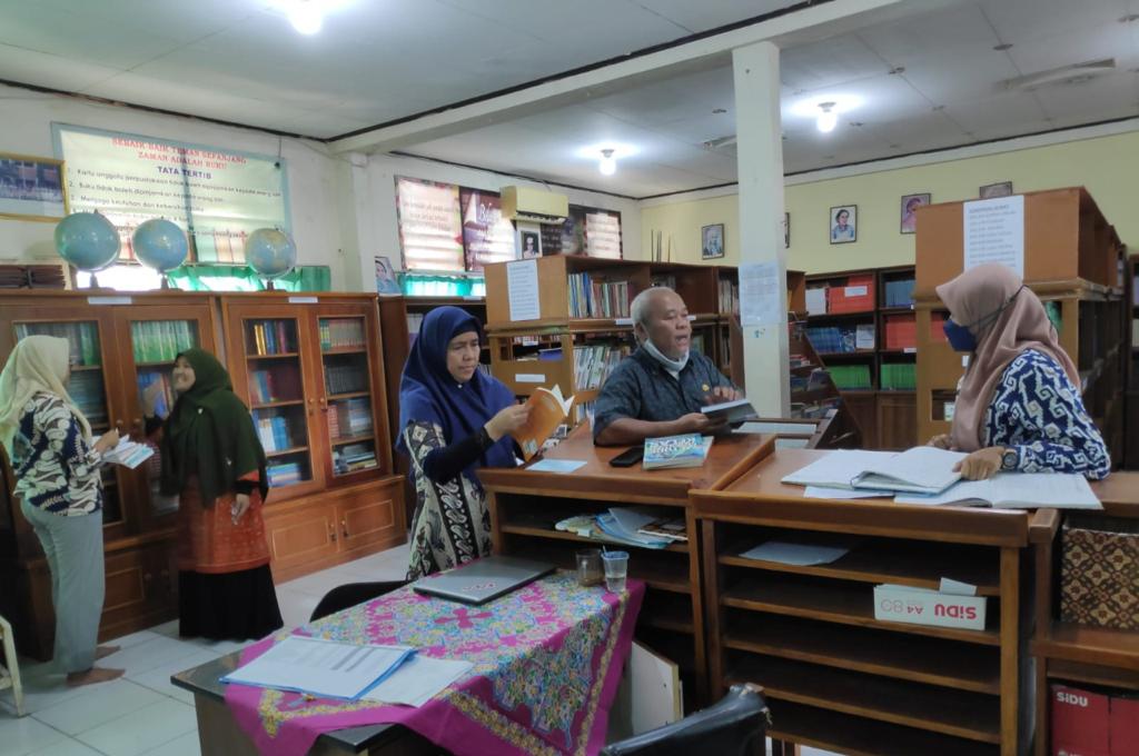 IMG-dpad-kota-tangerang-lakukan-pembinaan-perpustakaan-sekolah