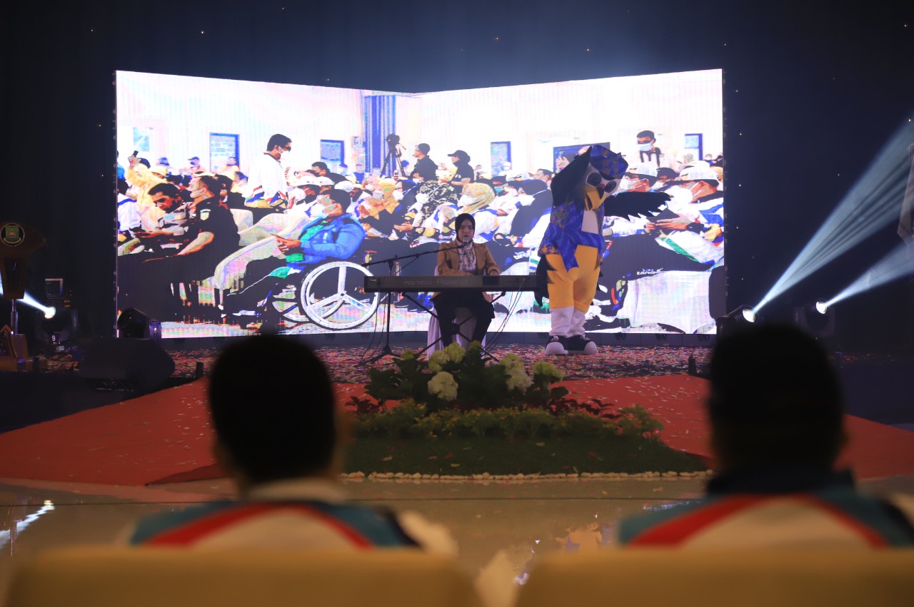 IMG-suara-putri-penyanyi-solo-disabilitas-netra-gelorakan-pembukaan-peparprov-iv-banten