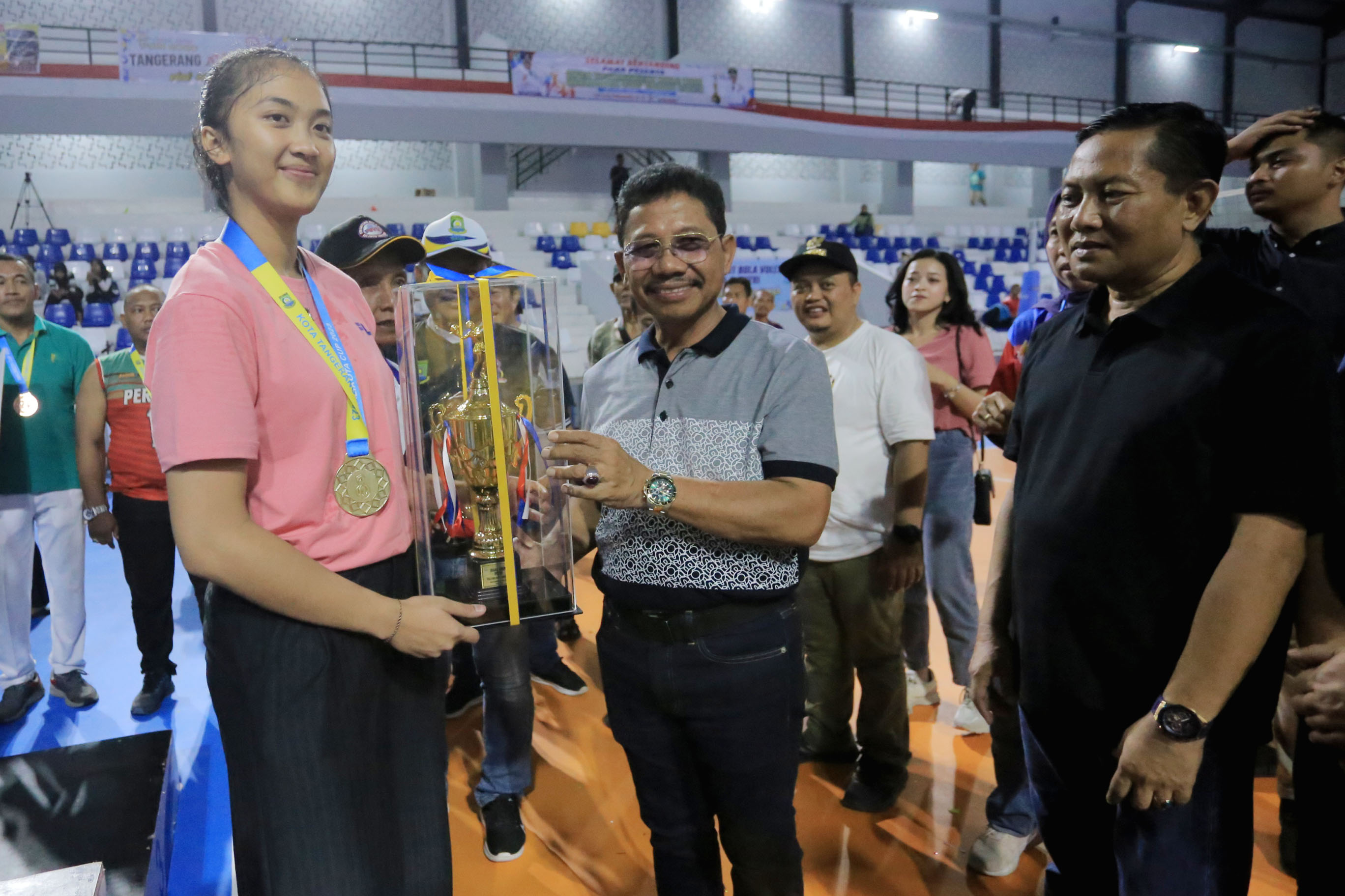 IMG-tim-putri-kota-tangerang-jadi-juara-turnamen-voli-se-jawa