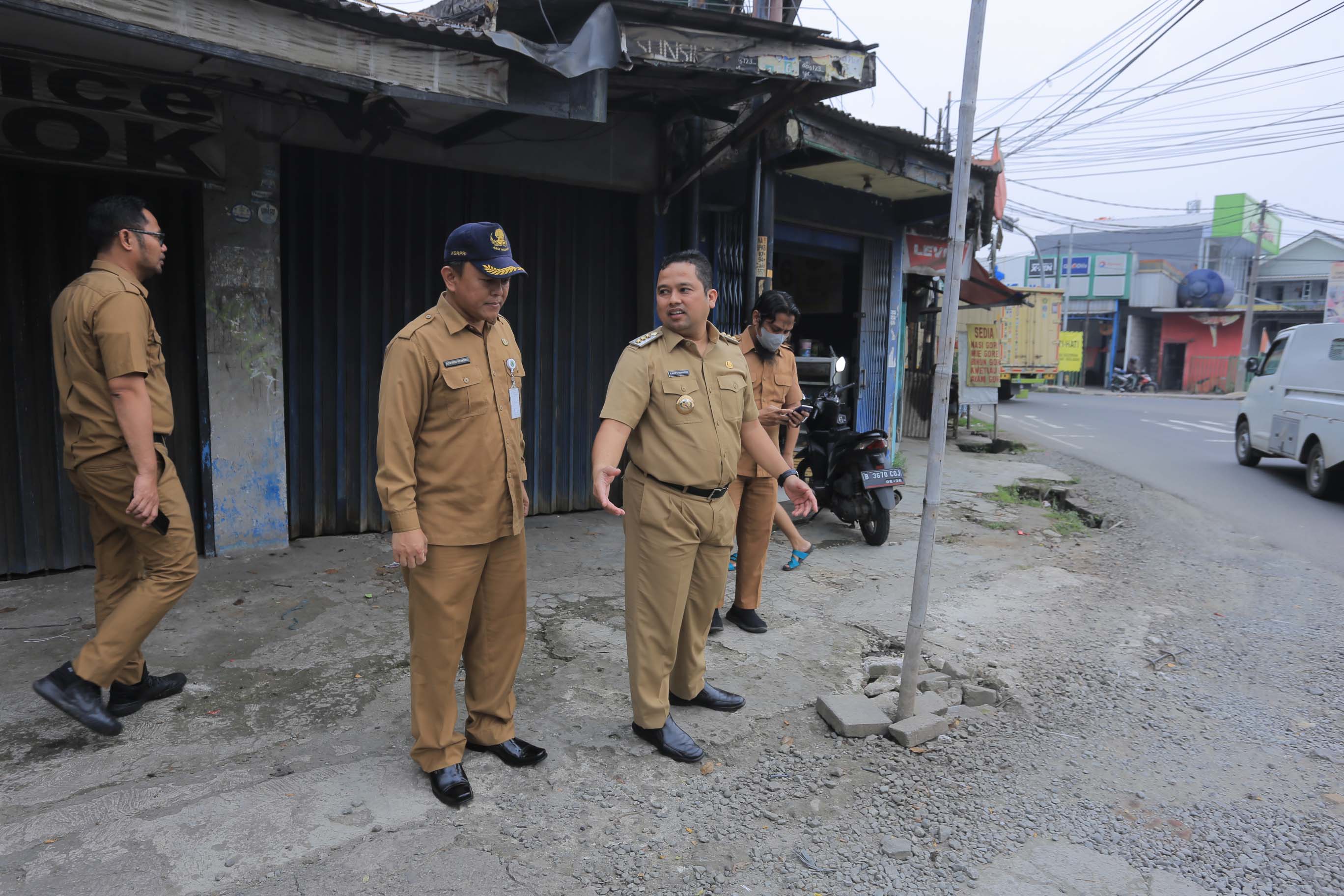 IMG-sidak-perbaikan-jalan-arief-minta-jangan-asal-jadi