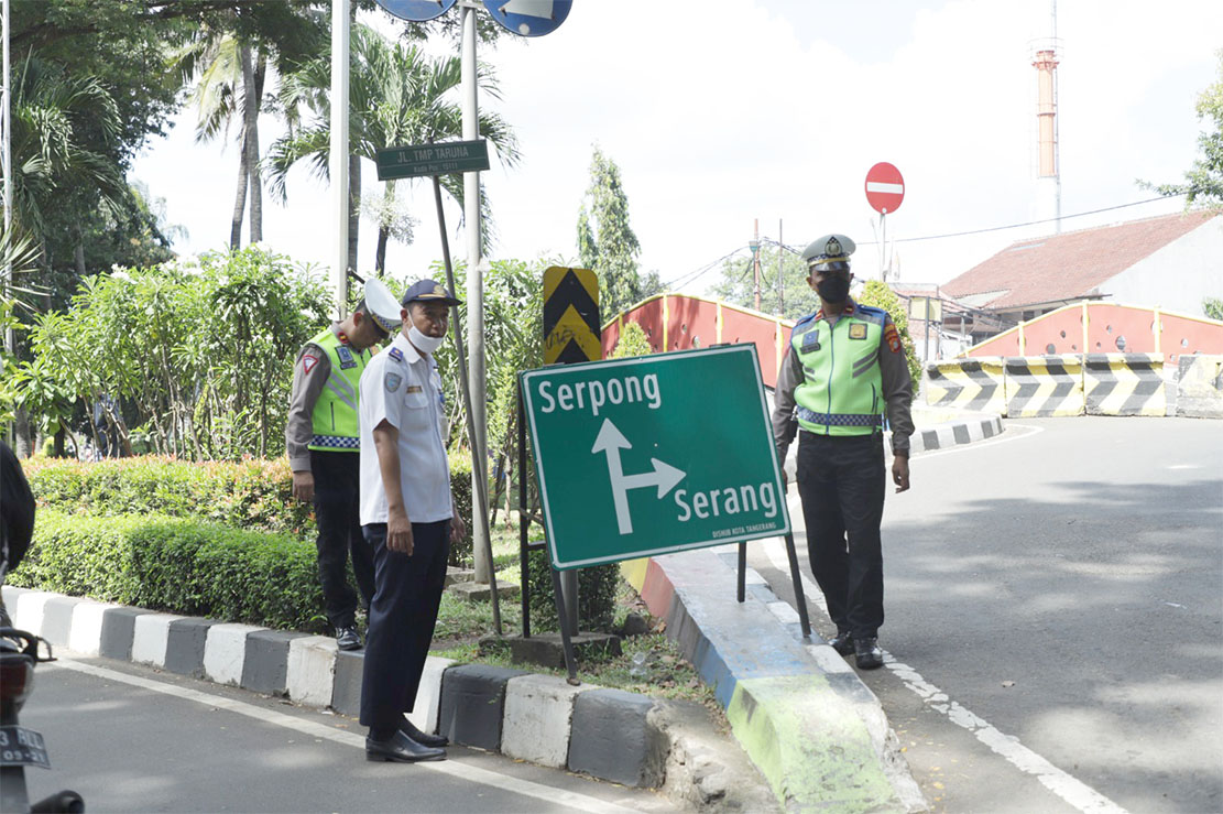 IMG-persiapan-mudik-lebaran-kota-tangerang-mulai-pasang-rambu-petunjuk-jalan