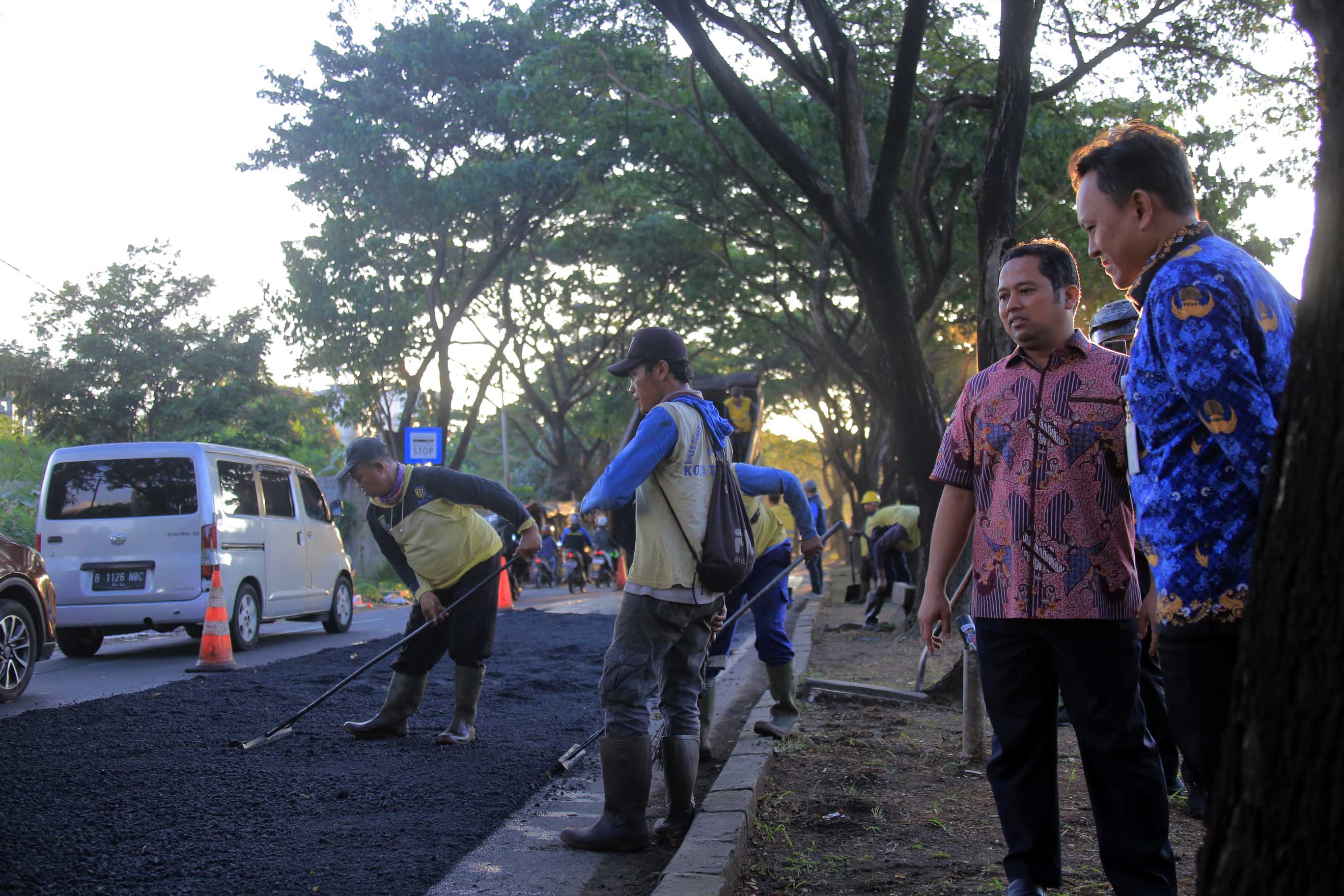 IMG-arief-ngabuburit-sambil-cek-perbaikan-jalan-rusak