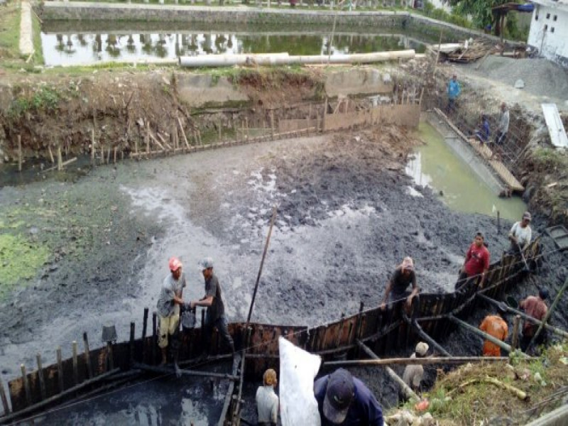 IMG-cegah-banjir-kelurahan-cipondoh-indah-lakukan-normalisasi-embung