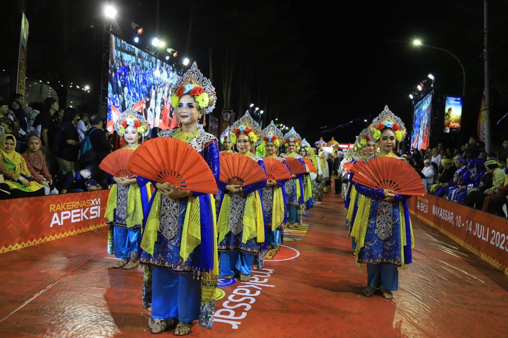 IMG-kostum-jembatan-berendeng-hingga-tarian-benteng-pasundan-betawi-curi-perhatian-di-karnaval-budaya-apeksi-xvi-makassar