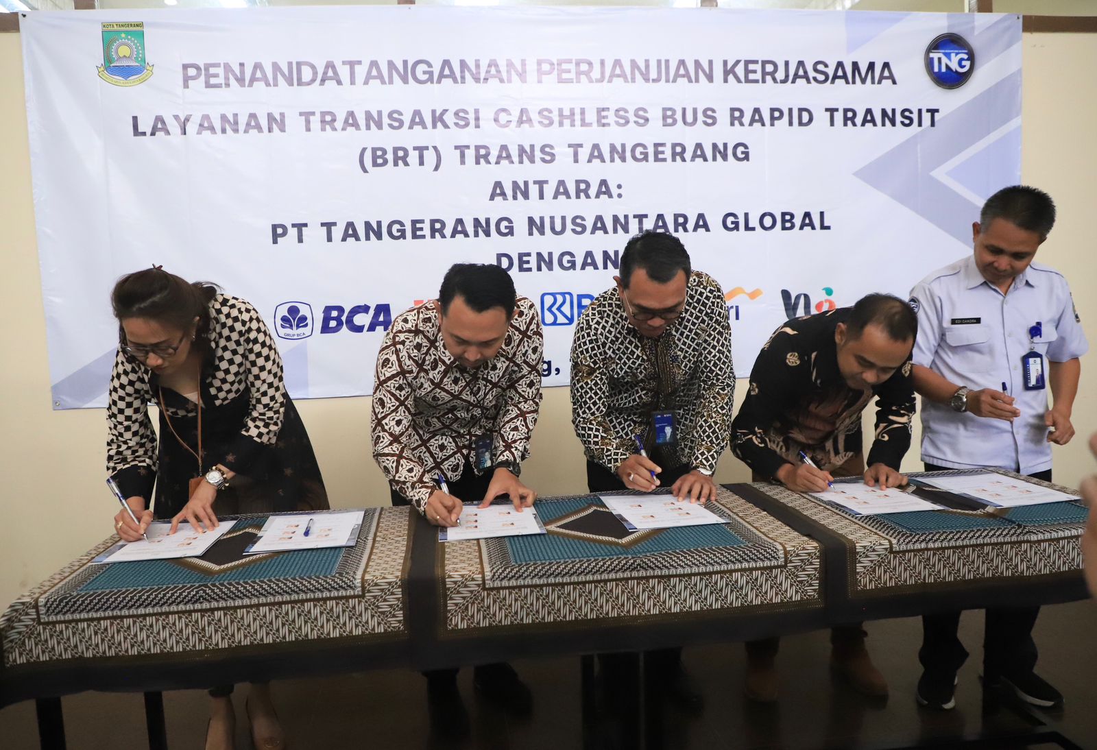 IMG-akan-terapkan-cashless-pada-brt-dan-si-benteng-pt-tng-teken-pks-dengan-empat-bank-besar