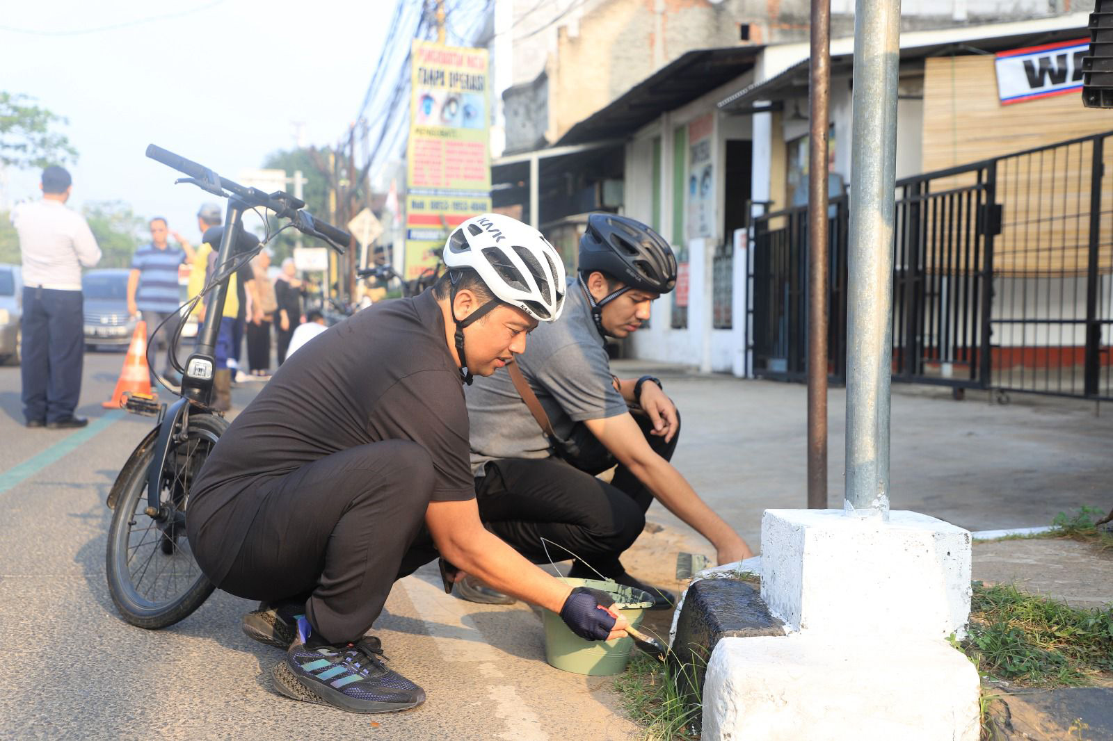 IMG-jelang-hut-ri-pegawai-pemkot-ngecat-trotoar