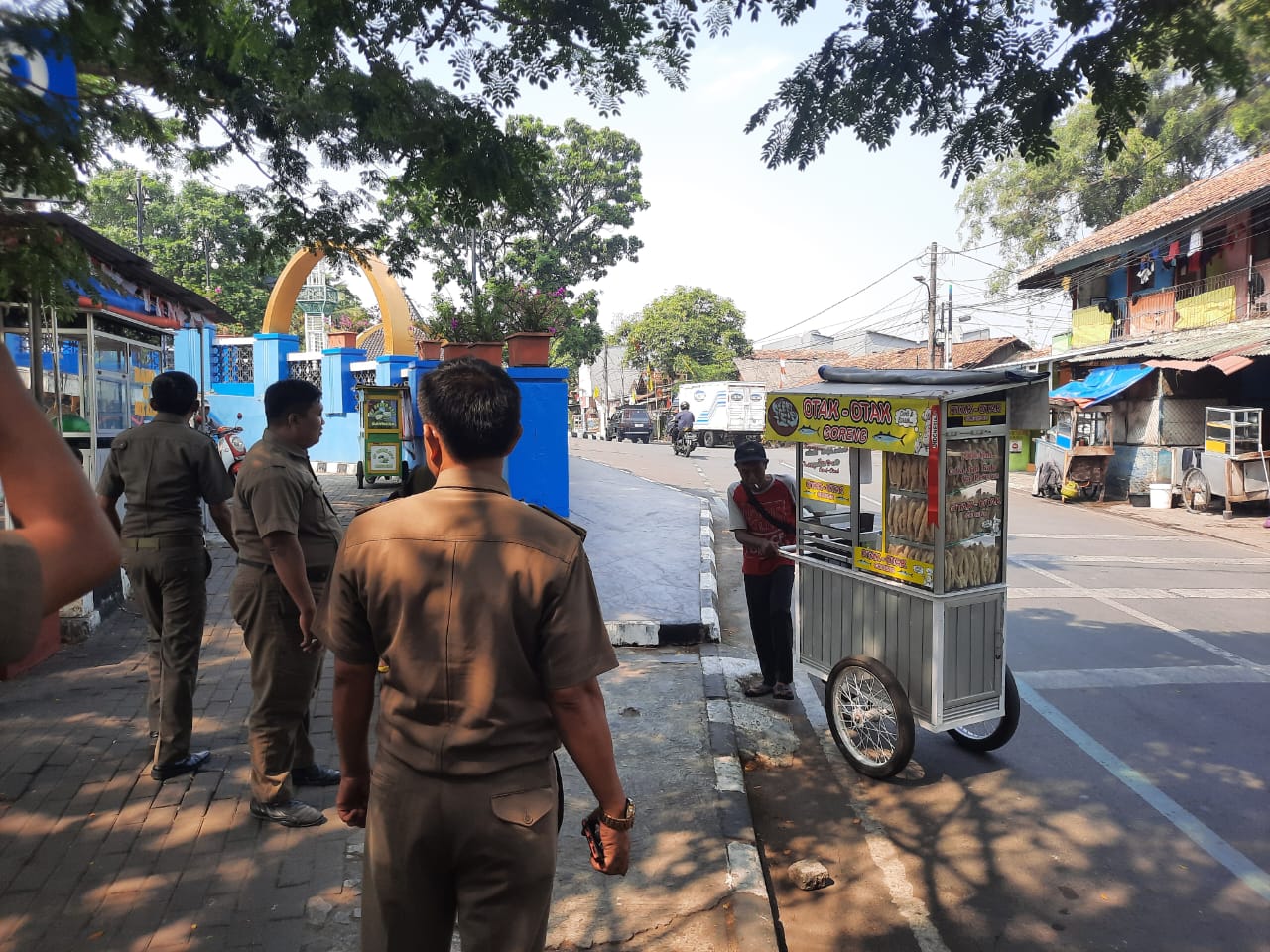 IMG-gunakan-bahu-jalan-untuk-berjualan-trantib-kecamatan-karawaci-tertibkan-puluhan-pkl