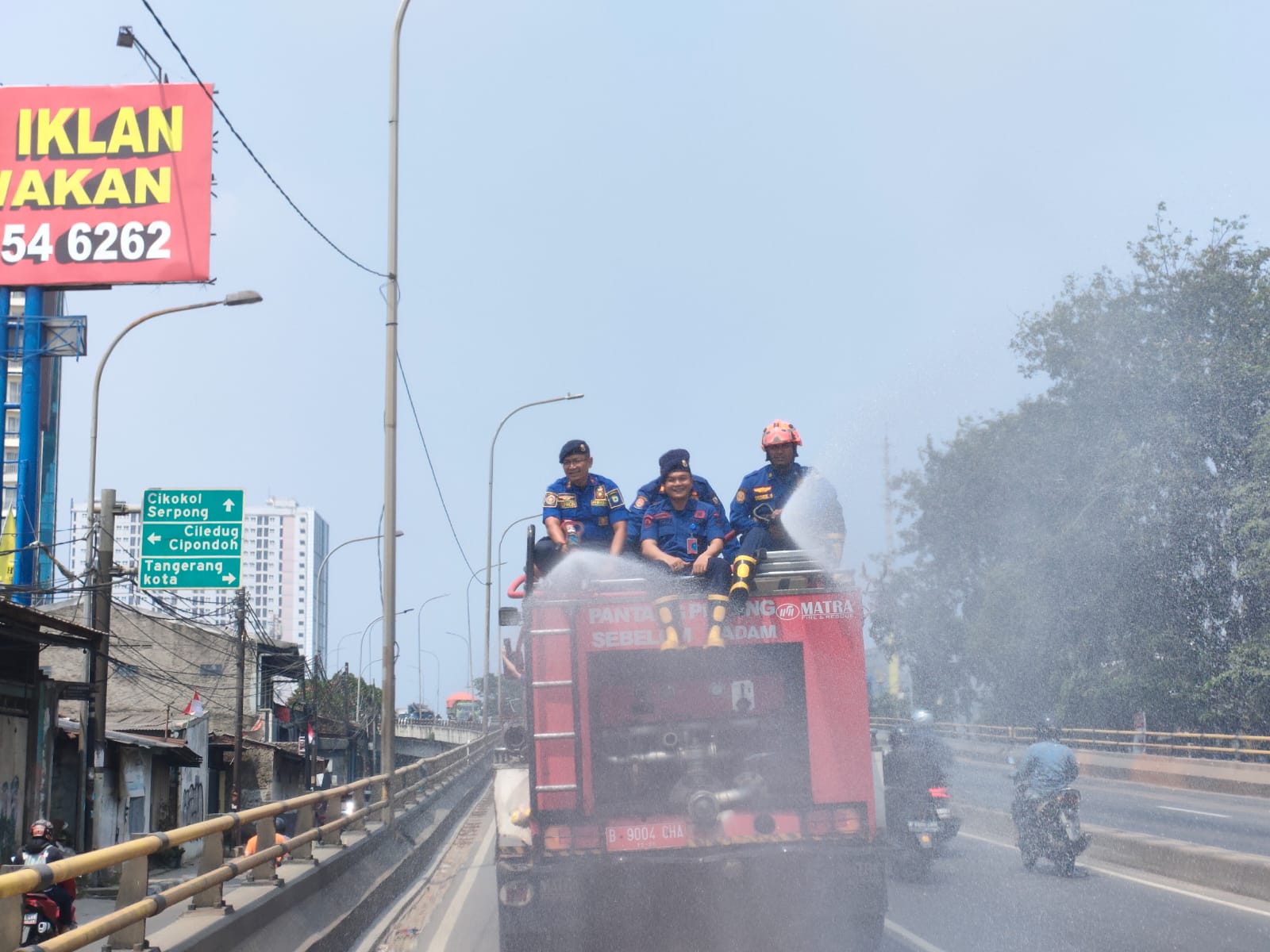 IMG-kurangi-polusi-udara-bpbd-kota-tangerang-intensifkan-penyemprotan-jalan-protokol