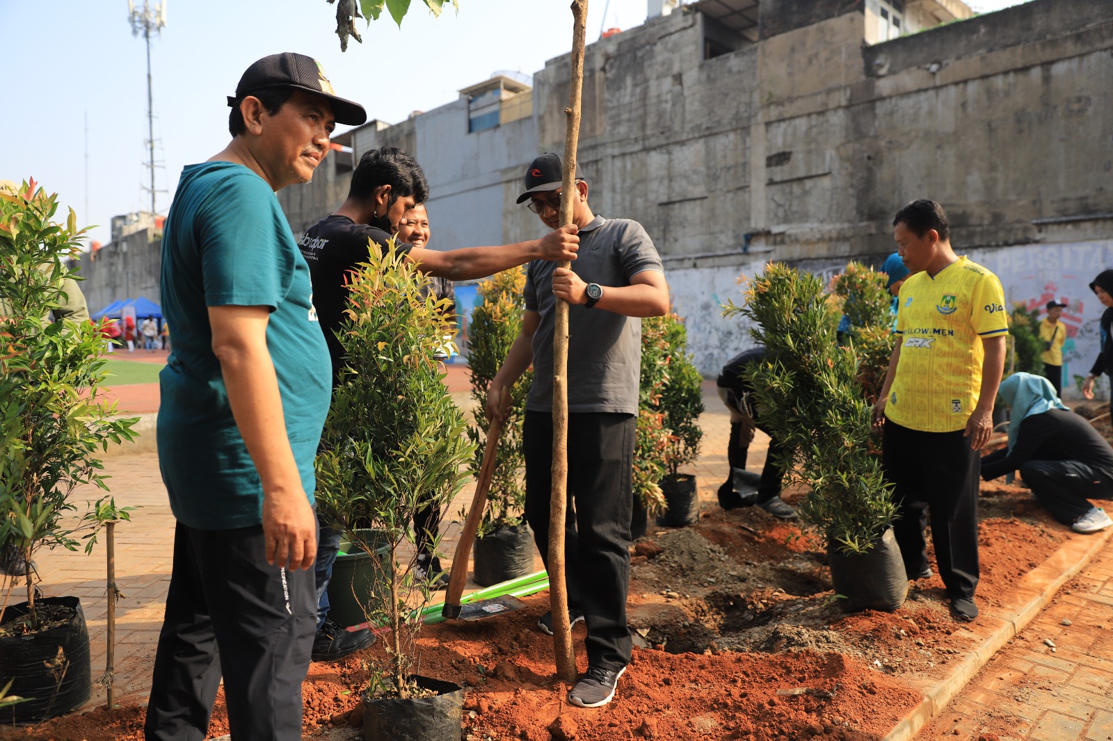 IMG-pengendalian-pencemaran-udara-disbudpar-kota-tangerang-siap-tanam-6-150-pohon-di-13-kecamatan