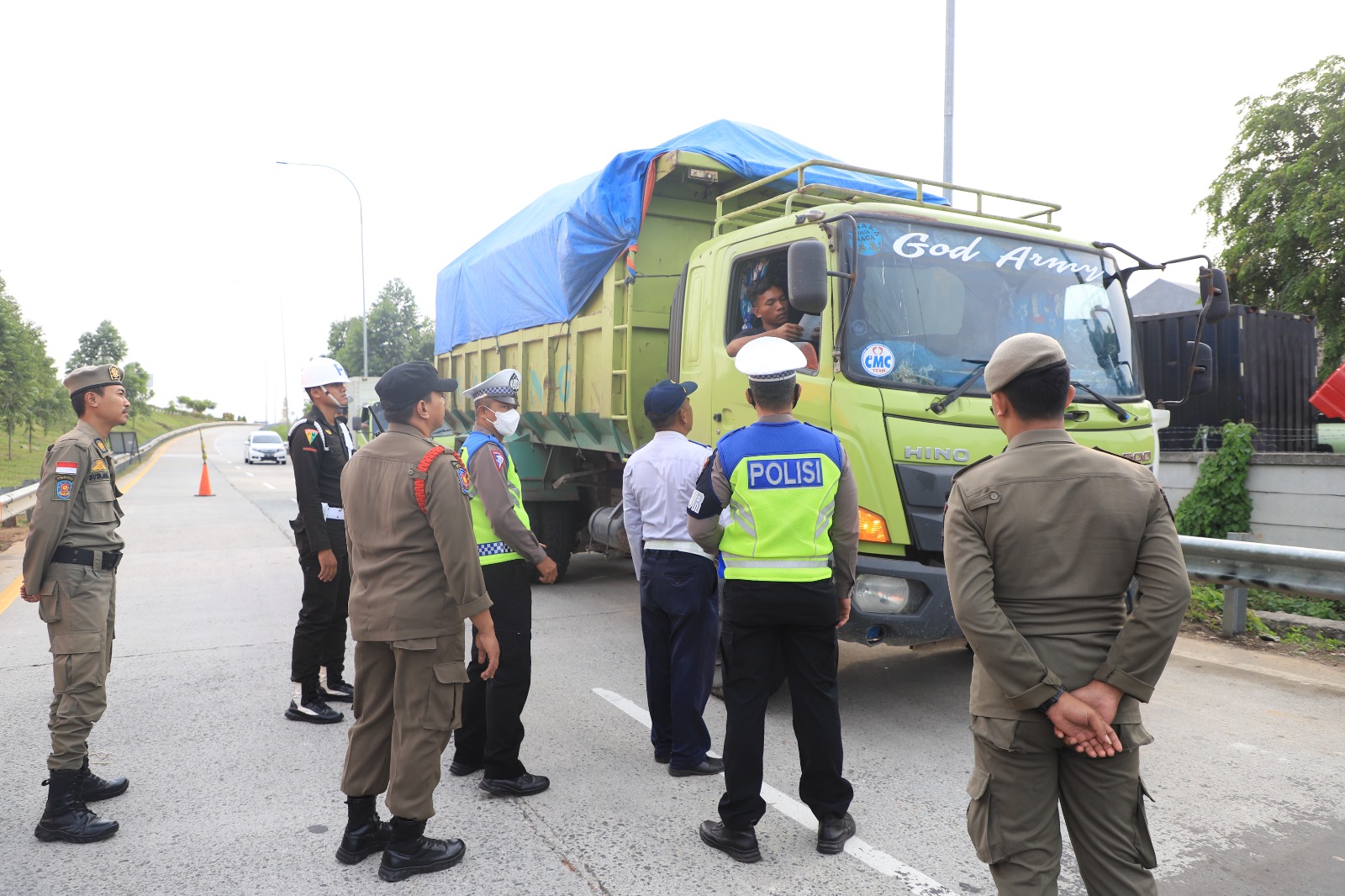 Pemkot Tangerang dan Dishub pastikan truk bermuatan berat tidak mengganggu lalu lintas