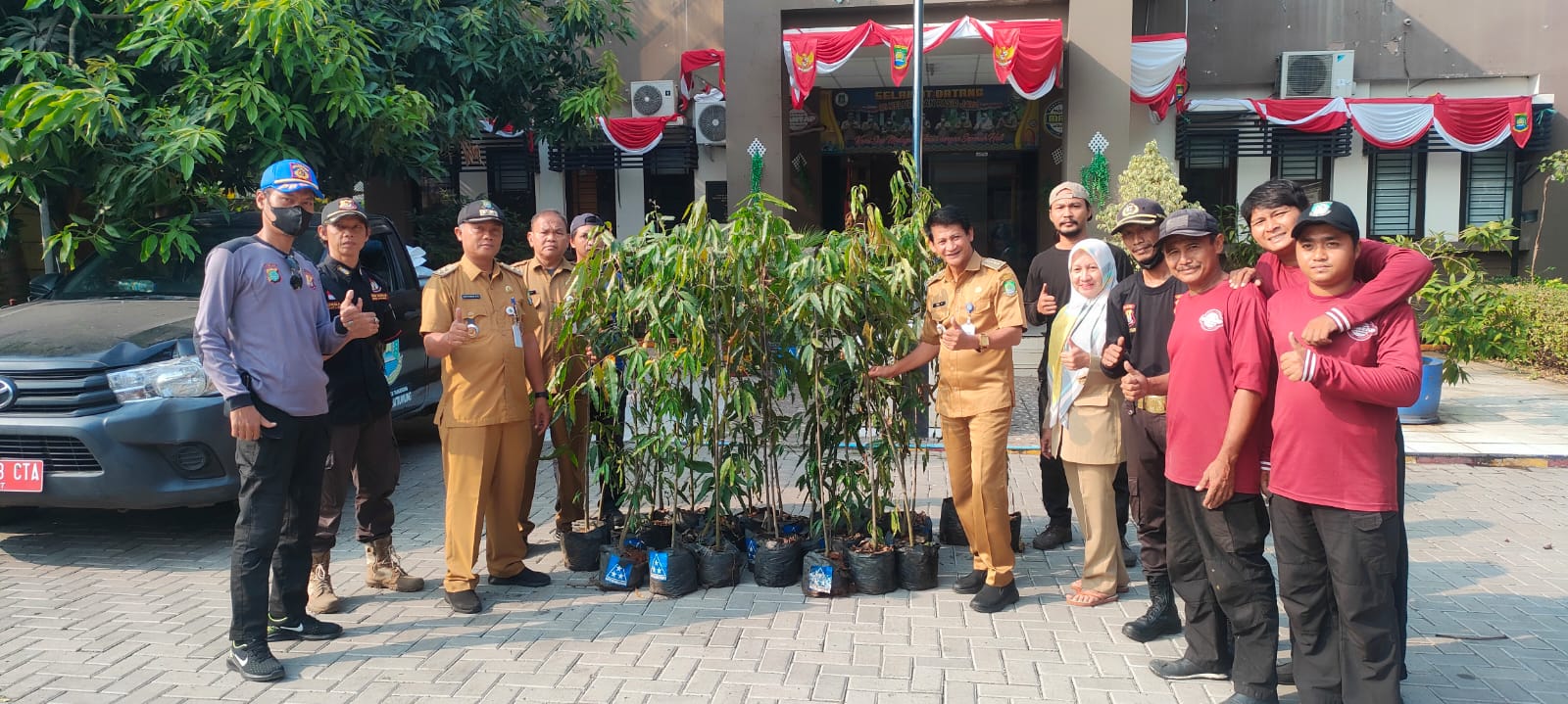 IMG-kurangi-polusi-udara-kecamatan-jatiuwung-tanam-puluhan-pohon-di-wilayah-industri