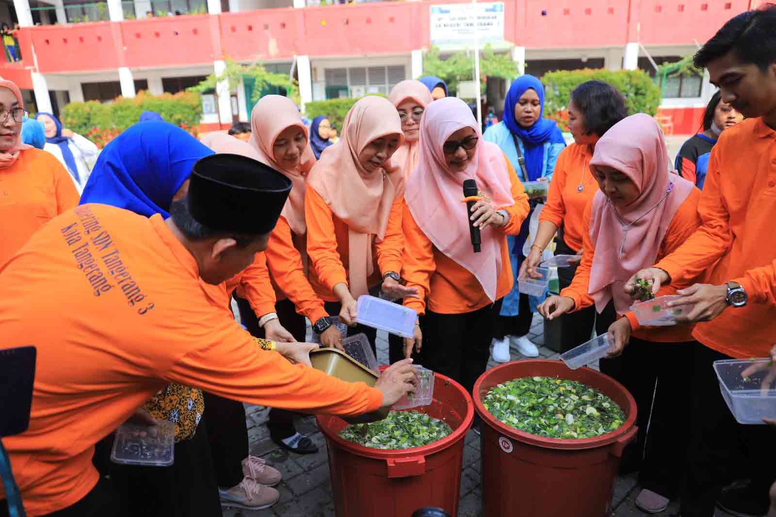 IMG-sdn-tangerang-3-produksi-massal-cairan-abate-alami-bersama-seluruh-murid