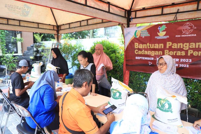 IMG-salurkan-bantuan-beras-10kg-ke-78-515-kk-warga-apresiasi-pemkot-tangerang