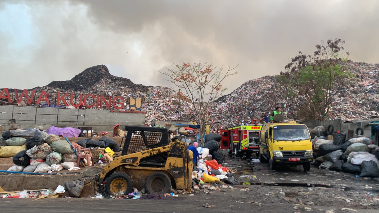 IMG-perjuangan-padamkan-tpa-rawa-kucing-titik-api-diuruk-dpupr-kota-tangerang-sampai-dalam-sampah