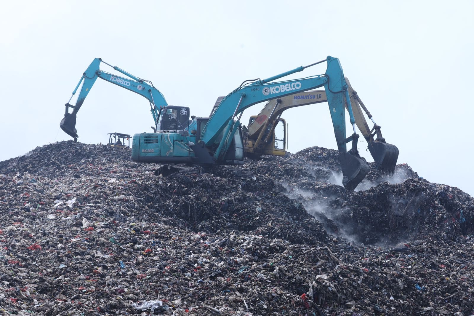 IMG-update-hari-ketiga-kebakaran-tpa-rawa-kucing-proses-pendinginan-dengan-pengerukan-alat-berat-dimasifkan