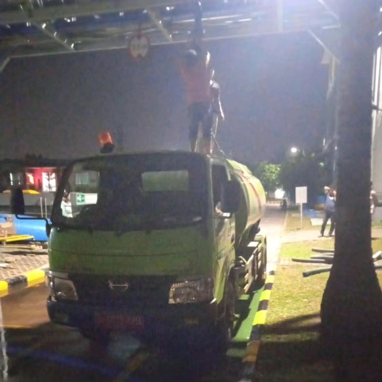 IMG-mobil-pertamanan-kota-tangerang-hilir-mudik-suplai-air-padamkan-tpa-rawa-kucing